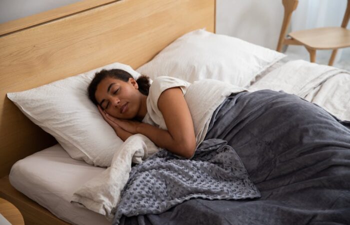 Een rustige slaapkamer met een comfortabel bed en sfeervolle verlichting voor een goede nachtrust.