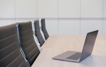 Een stijlvolle houten vergadertafel van 4 meter in een moderne vergaderruimte, perfect voor samenwerking en groepsdiscussies.