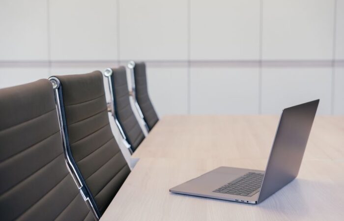 Een stijlvolle houten vergadertafel van 4 meter in een moderne vergaderruimte, perfect voor samenwerking en groepsdiscussies.
