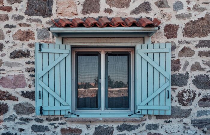 Een stijlvolle set op maat gespoten shutters in een modern interieur, perfect voor lichtregulatie en privacy.